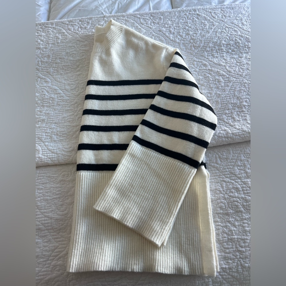 Large sweater with slits on the side and wide sleeves